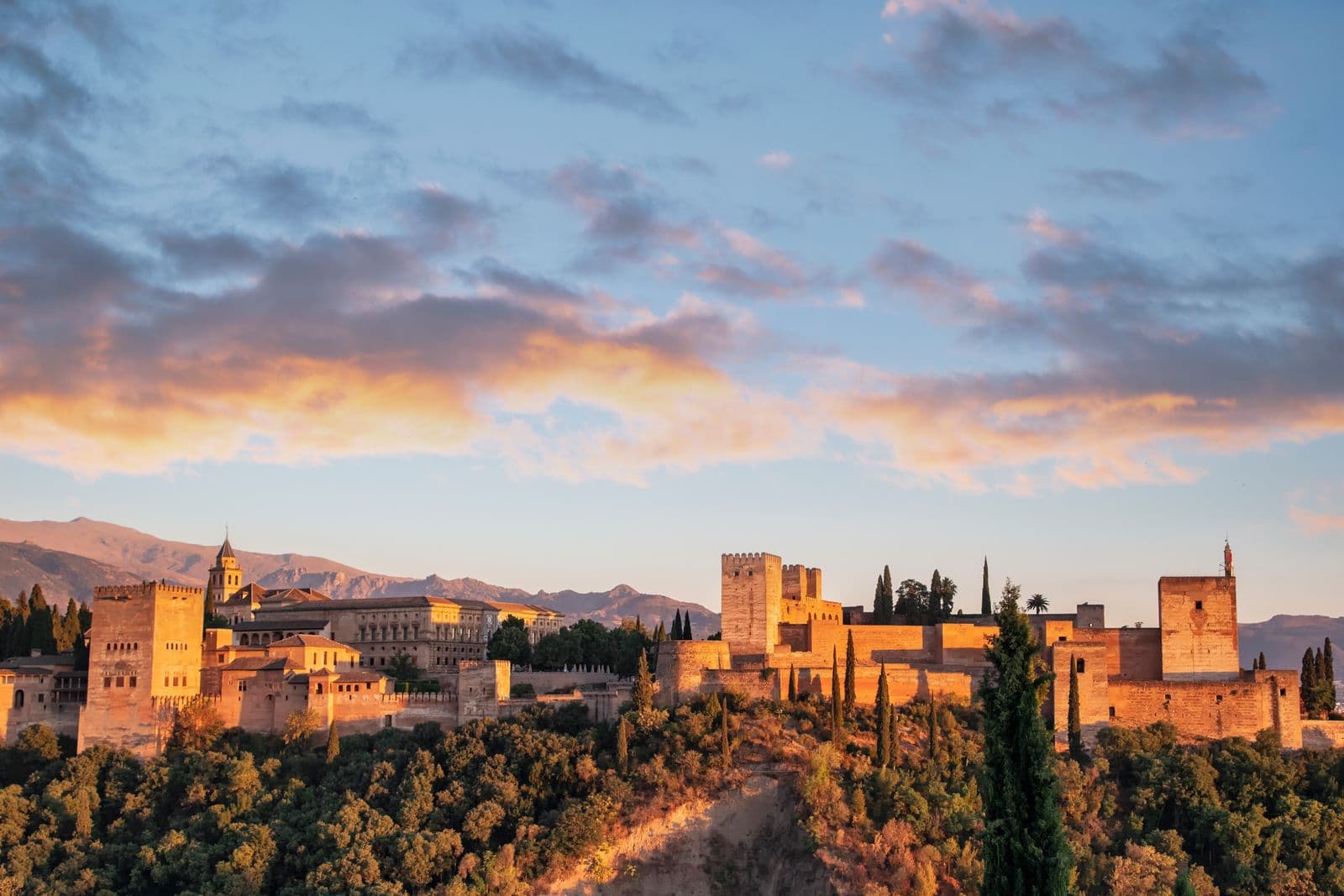 ¿Qué hacer en Granada en verano? 7 planes para vivir la ciudad de verdad — Visitar la Alhambra temprano (y con otros ojos)