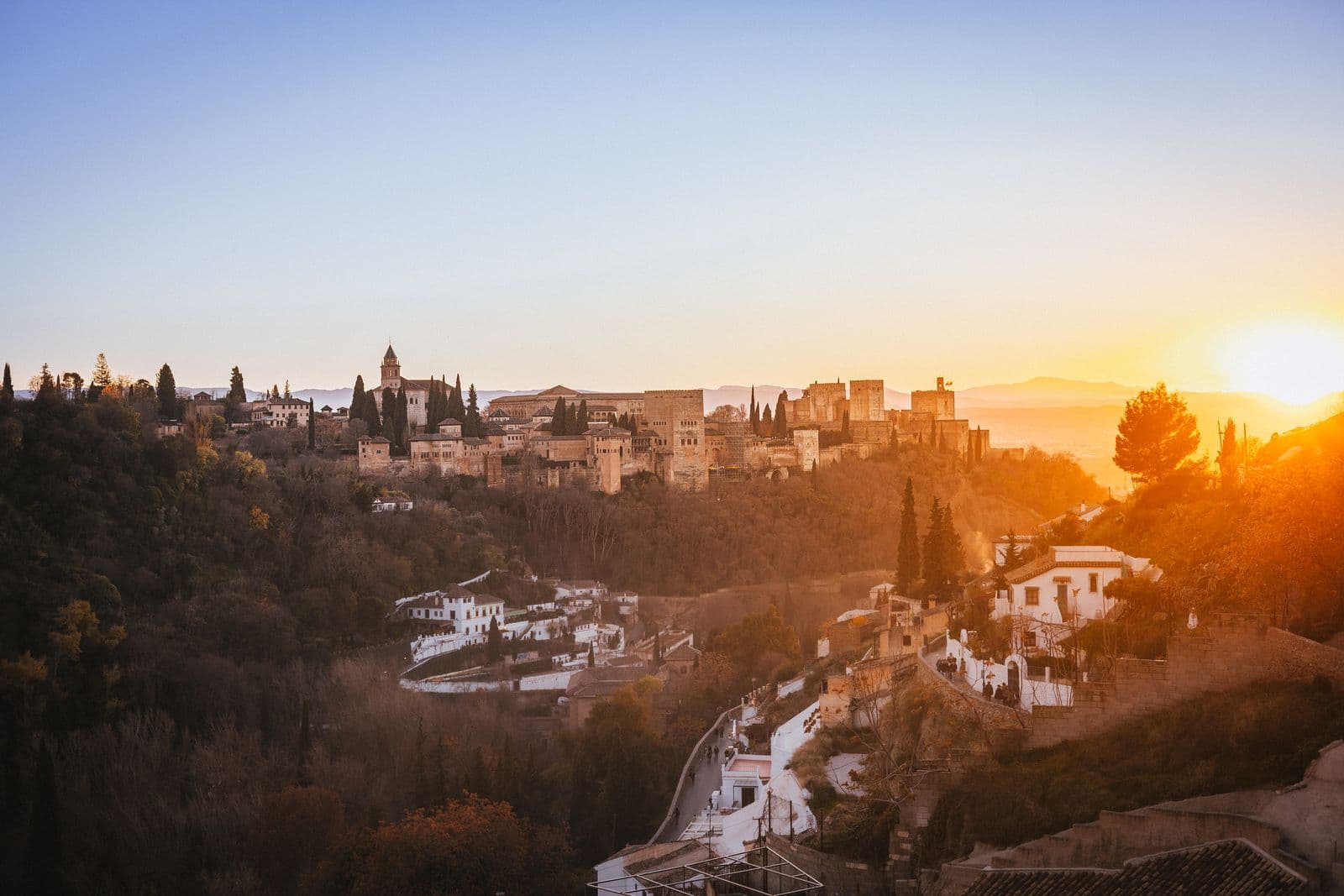 ¿Qué hacer en Granada en verano? 7 planes para vivir la ciudad de verdad — Descubrir el Albaicín al atardecer (sin sofocarte)