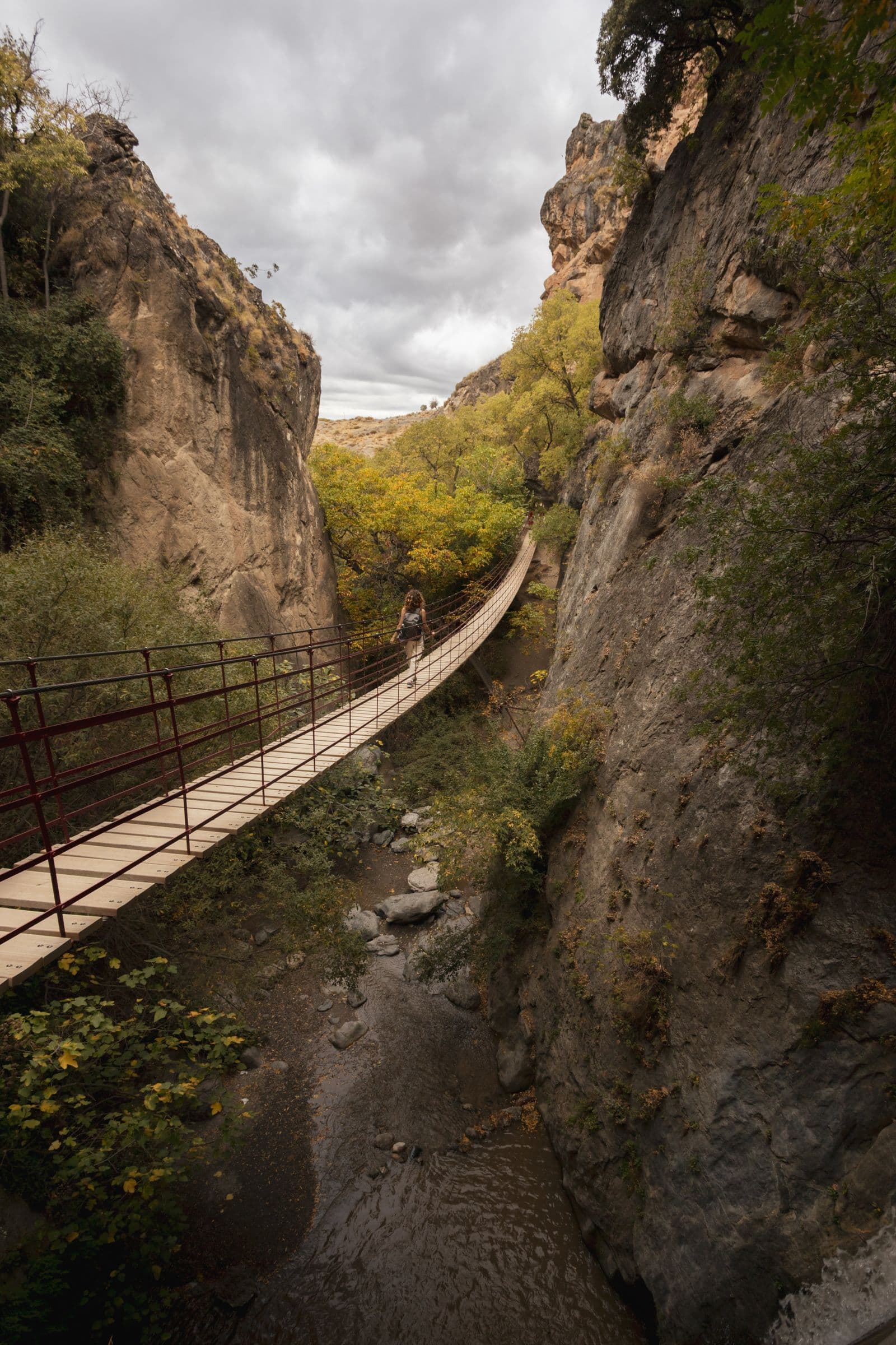 ¿Qué hacer en Granada en verano? 7 planes para vivir la ciudad de verdad — Recorrer Los Cahorros de Monachil